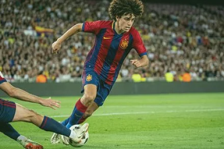 乐鱼官方站网页版登录入口前线 西甲转会窗最后62小时巴萨连签两人含亚马尔的青训队友